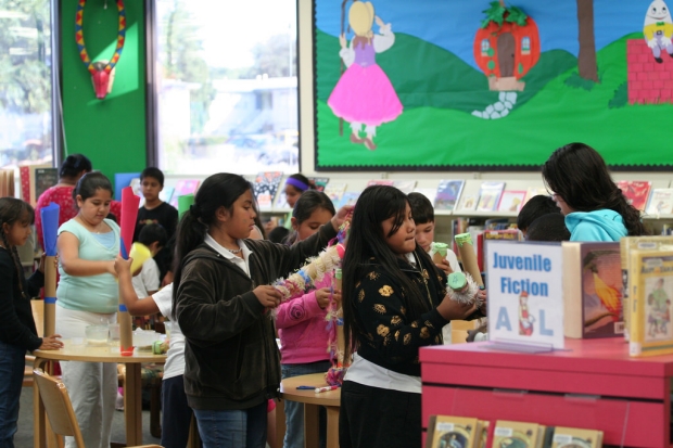 "Children learn how to make Chilean Rain Sticks at East Palo Alto Library" by San Mateo County Libraries is licensed under CC by-nc-sa 2.0 