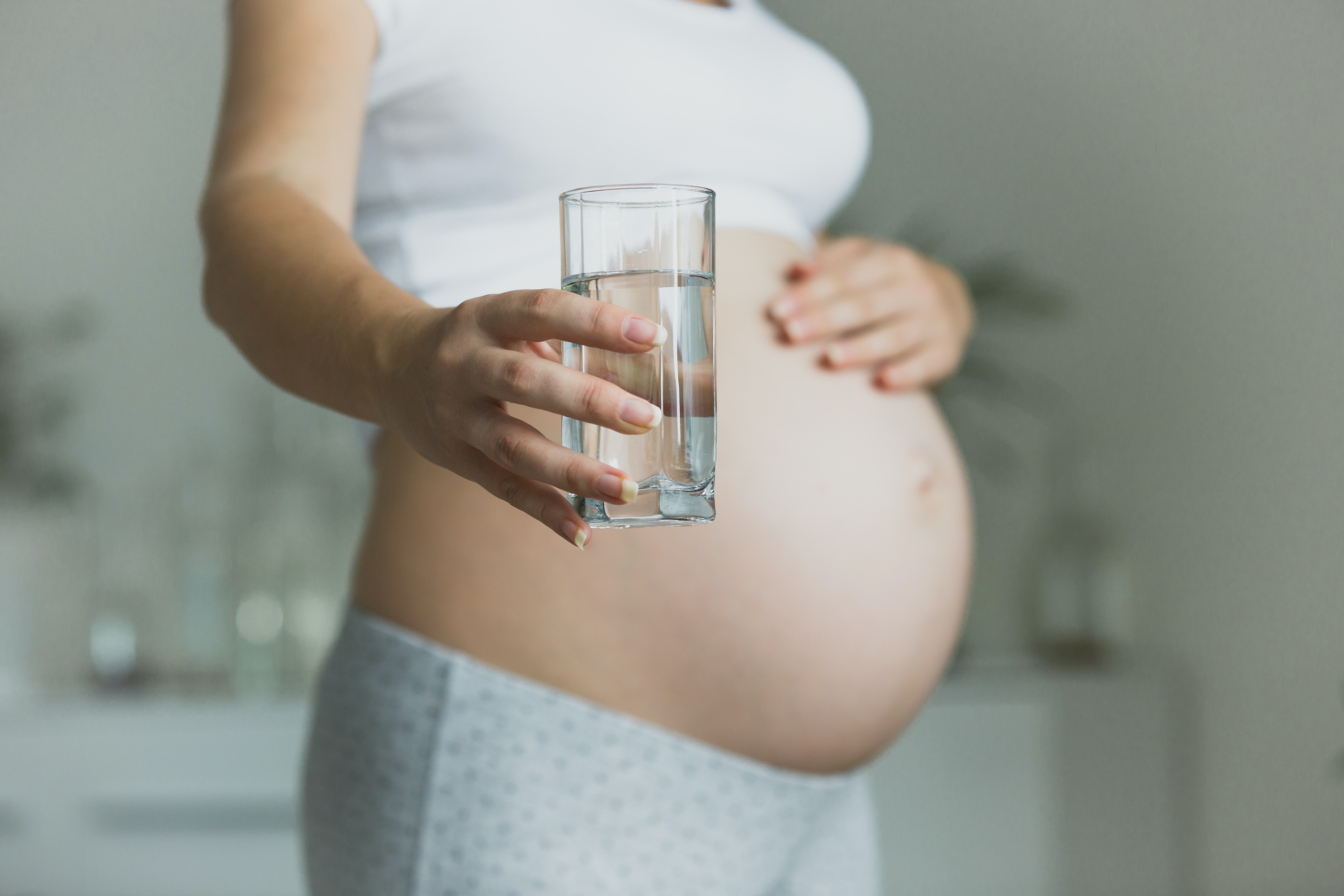 Пьющие беременные ея. Питье беременных. Воды беременность.