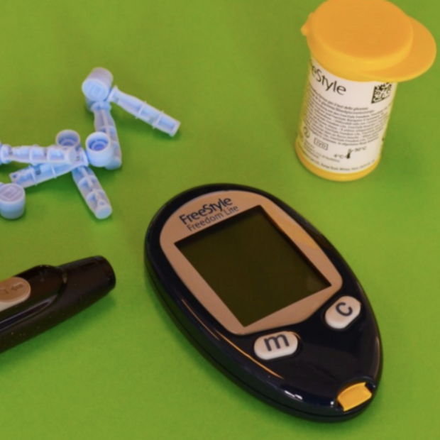 Scope blog post image featuring diabetes med and digital reader. Photo by Diabetesmagazijn.nl. 