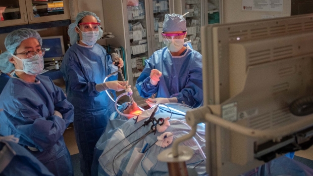 Drs. Dana Lin and Robin Cisco perform a transoral thyroidectomy (TOETVA) in Stanford's ASC.