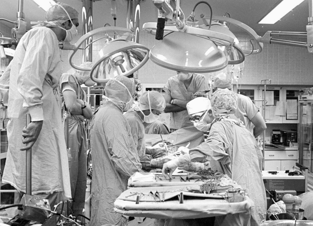 Photo of the first heart-lung transplant in the world