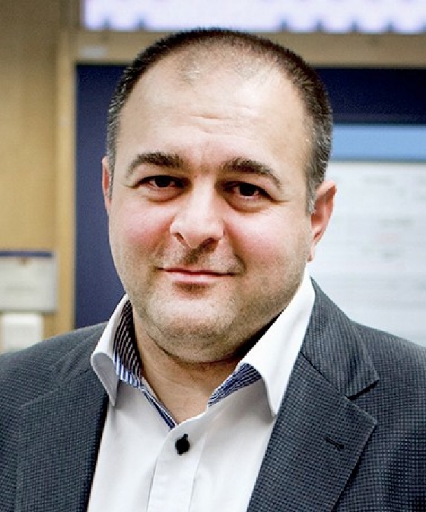 portrait photo of Dr. Deniz Kirik