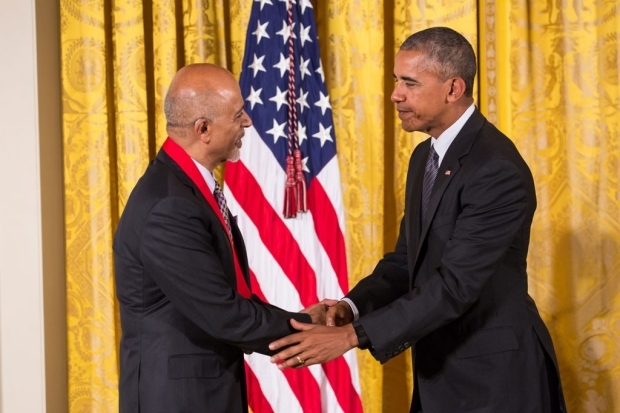 Dr. Verghese shaking hands with President Obama