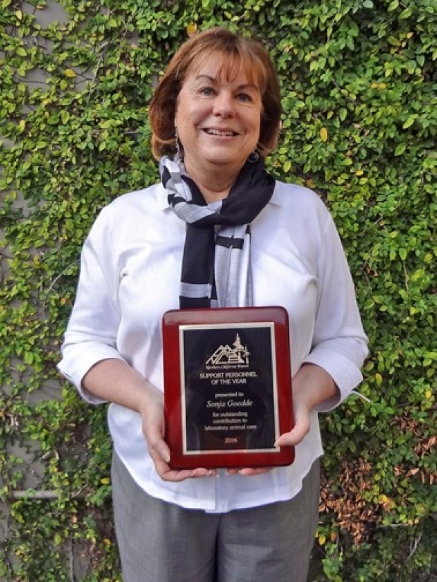 Picture of Sonja Goedde holding award plaque